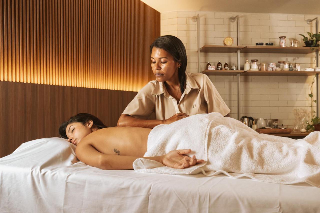 Ba'Ra Hotel Joao Pessoa Luaran gambar A massage therapist treating a patient